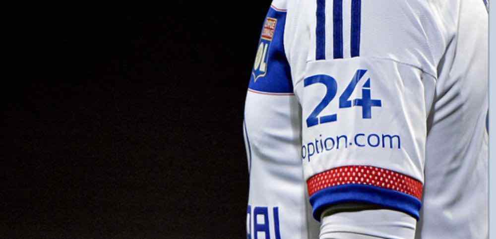 un maillot de l'OL présentant une publicités pour un site de trading